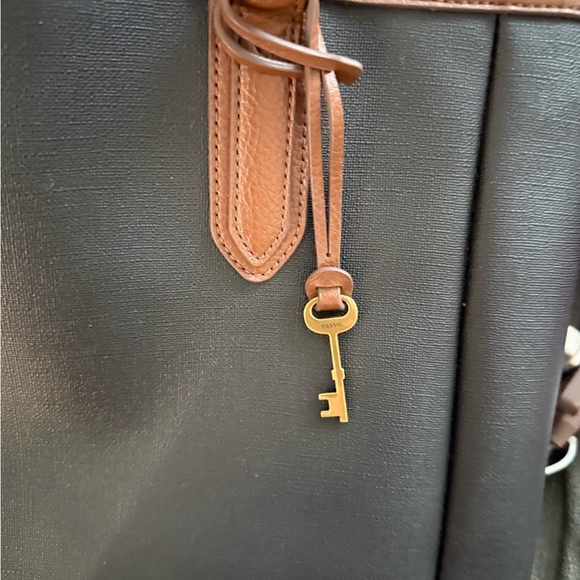 Fossil Women’s Leather Tote With The Signature Key Charm - Picture 2 of 7